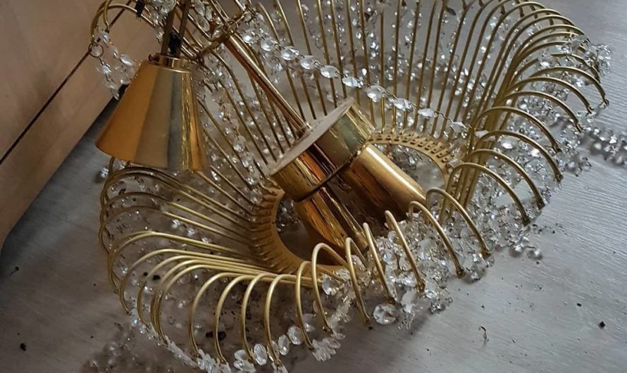 Упала Люстра