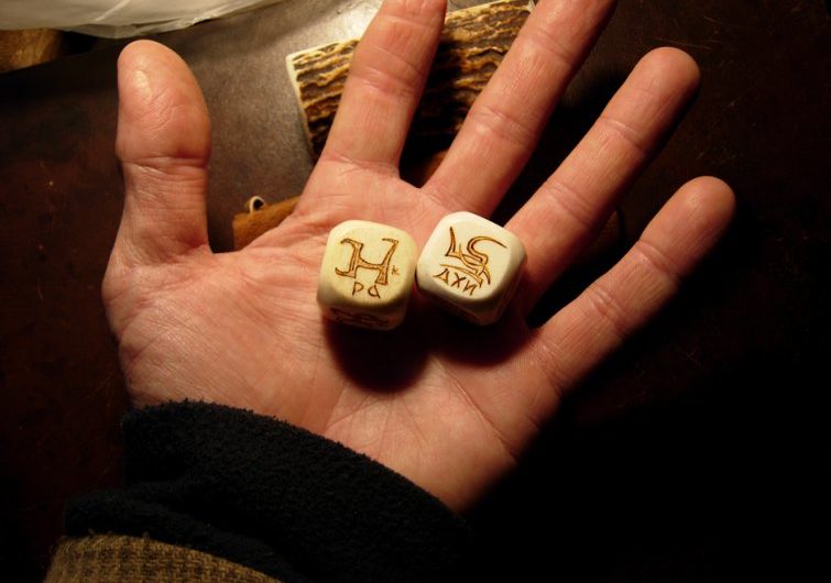 Гадание на костях «Что он сейчас чувствует ко мне»